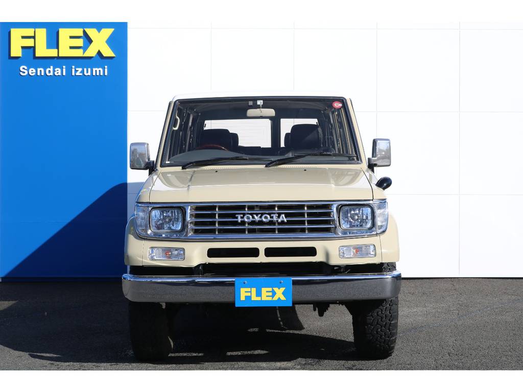 フロントグリルのＴＯＹＯＴＡロゴがまた良いですねー！ベージュカラーにメッキパーツがとてもお似合い★ディーゼルターボエンジンに、登録ナンバーは乗用と貨物と選べるところも人気のポイントです♪