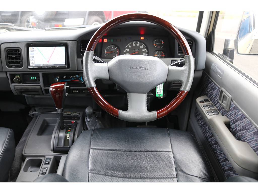 恐らくオーナーさんが１番長く滞在する場所はココ運転席でしょう！この車を運転してどこへ行こう？何をしよう？とイメージしてみてください★きっと充実した時間になる事でしょう♪