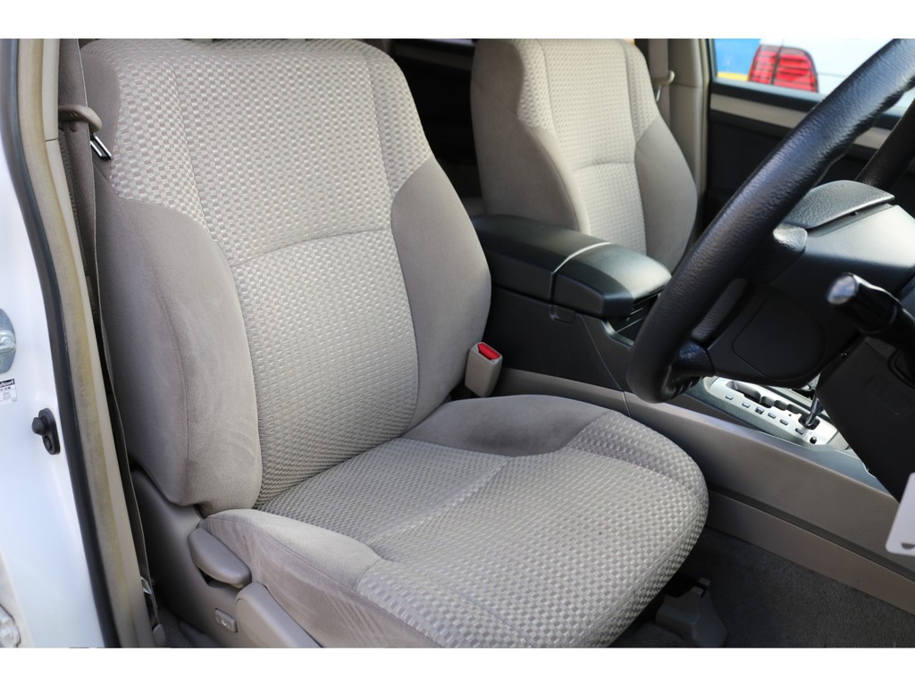 １番乗り降りする運転席シートですが、ご覧の通りキレイな状態です！今まで丁寧に使用されてきた事でしょう★追加でシートカバー等の取付も大歓迎です♪