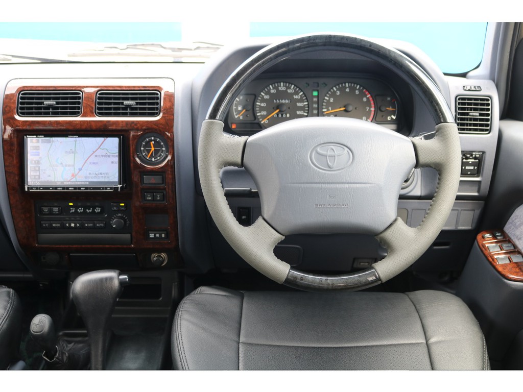 ランドクルーザーはボディーが大きいし運転が難しそう…と思っている方も少なくないと思いますが、実際は目線も高く遠くまで見渡す事ができるので、思っていたより運転しやすい！という声もよく聞くぐらいです♪