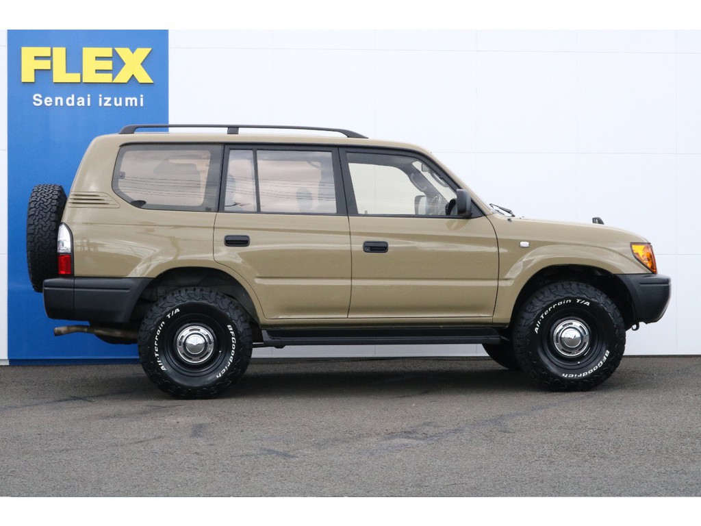 元々はオーバーフェンダー＆ドアモールが付いている車両でしたが、ナロー換装済みなのでこのようにスッキリとした仕上がりになっております★車高はノーマル車高なので乗り降りもラクですよー♪