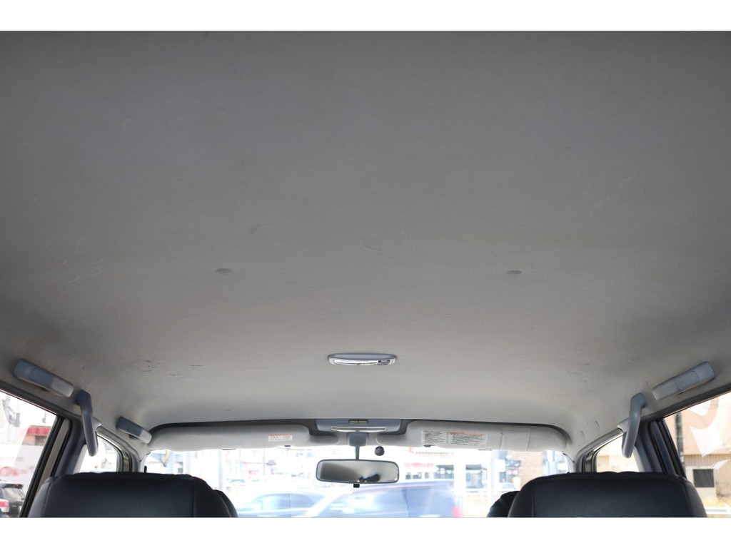 キレイな天張りです★中古車ではたま～に天張りがヤニ汚れで真っ黒なんて車もありますので、中古車選びでは重要なチェックポイントです♪