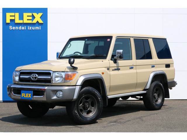 ランクル７０生誕３０ｔｈアニバーサリーモデルの復刻７６バン入庫です！人気のベージュカラー！低走行２．７万ｋｍ台！デフロック、フォグランプと人気オプションも装備済み★最新のナビも新品でご用意しました♪