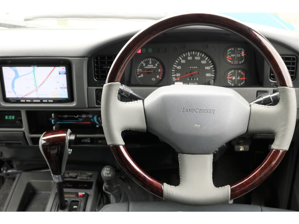 ランドクルーザーはボディーが大きいし運転が難しそう…と思っている方も少なくないと思いますが、実際は目線も高く遠くまで見渡す事ができるので、思っていたより運転しやすい！という声もよく聞くぐらいです♪