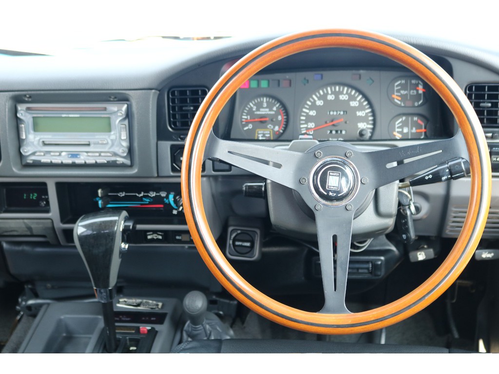ランドクルーザーはボディーが大きいし運転が難しそう…と思っている方も少なくないと思いますが、実際は目線も高く遠くまで見渡す事ができるので、思っていたより運転しやすい！という声もよく聞くぐらいです♪