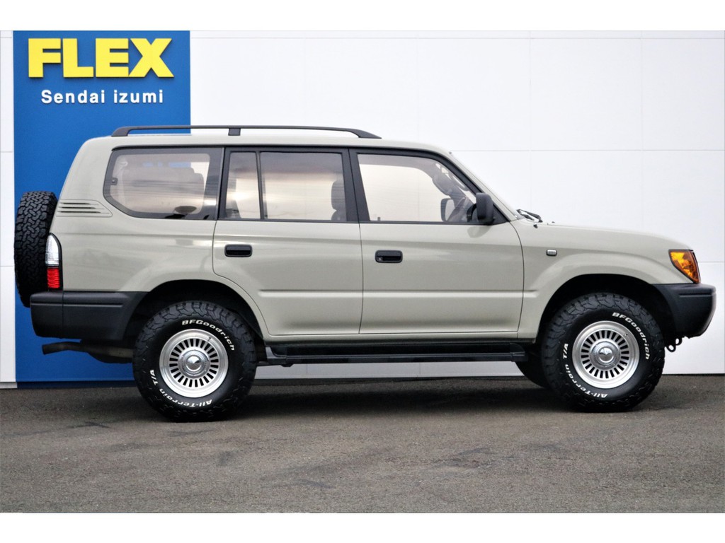 元々はオーバーフェンダー＆ドアモールが付いている車両でしたが、ナロー換装済みなのでこのようにスッキリとした仕上がりになっております！車高はノーマル車高なので乗り降りもラクですよー♪