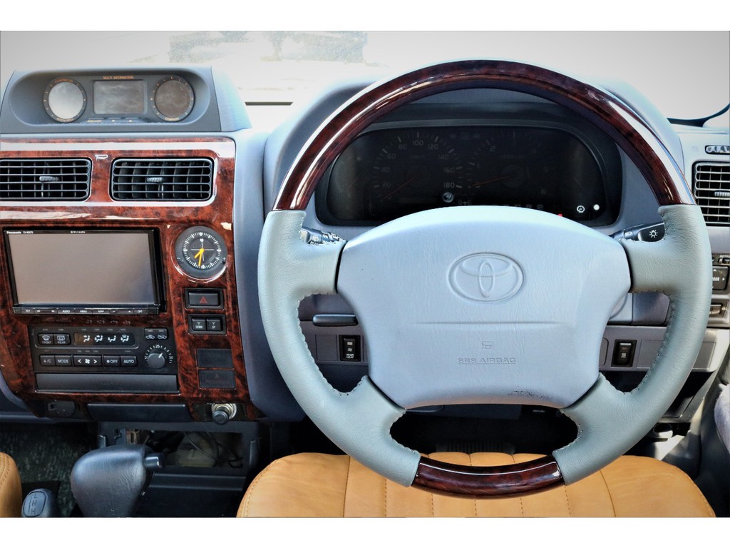 ランドクルーザーはボディーが大きいし運転が難しそう…と思っている方も少なくないと思いますが、実際は目線も高く遠くまで見渡す事ができるので、思っていたより運転しやすい！という声もよく聞くぐらいです♪