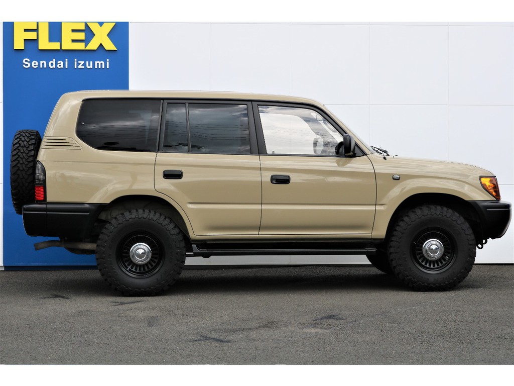 元々はオーバーフェンダー＆ドアモールが付いている車両でしたが、ナロー換装済みなのでこのようにスッキリとした仕上がりになっております！車高はノーマル車高なので乗り降りもラクですよー♪