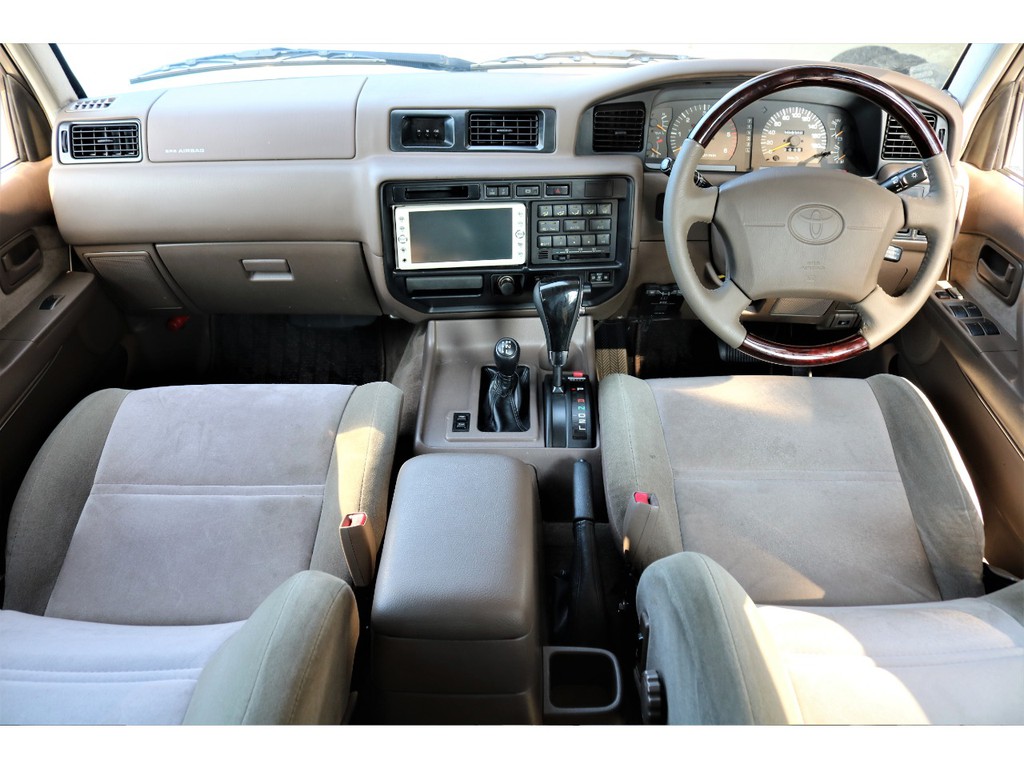 ベージュ内装の車内！すごく綺麗な状態を維持しております♪新品のウッドコンビステア＆シフトノブを装着致しました！