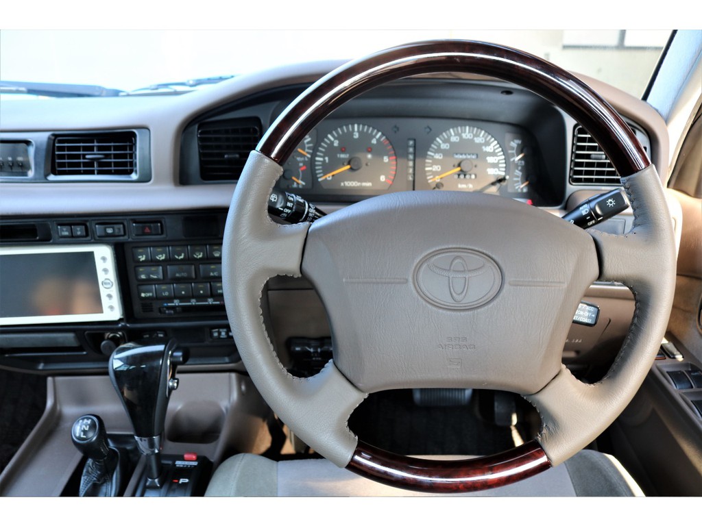 ランドクルーザーはボディーが大きいし運転が難しそう…と思っている方も少なくないと思いますが、実際は目線も高く遠くまで見渡す事ができるので、思っていたより運転しやすい！という声もよく聞くぐらいです♪