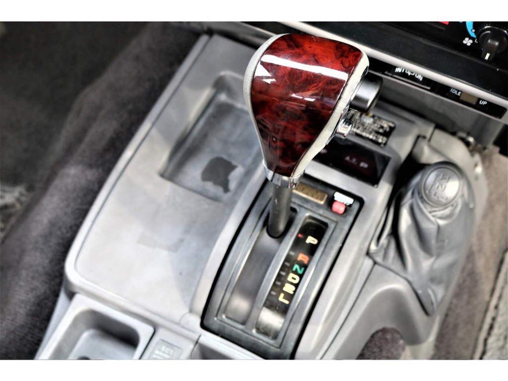 シフトノブは、ウッド×グレー革のタイプを新品でご用意しました！車内の雰囲気が大きく変わる人気アイテムです♪