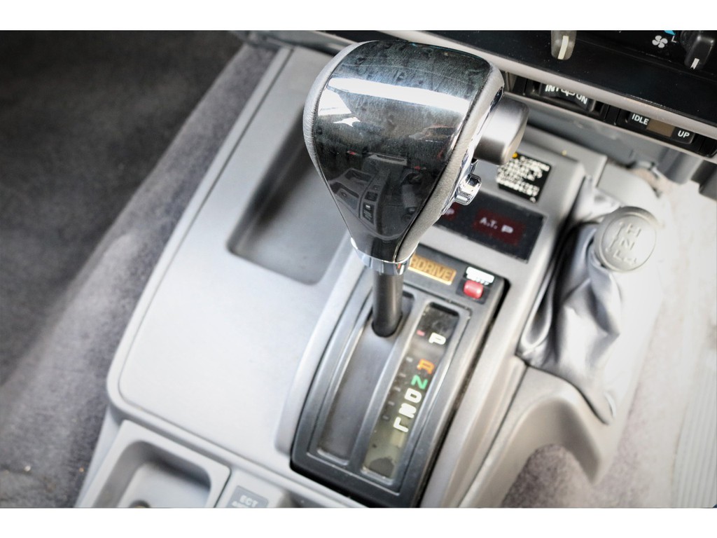 シフトノブは、ウッド×グレー革のタイプを新品でご用意しました★車内の雰囲気が大きく変わる人気アイテムです♪