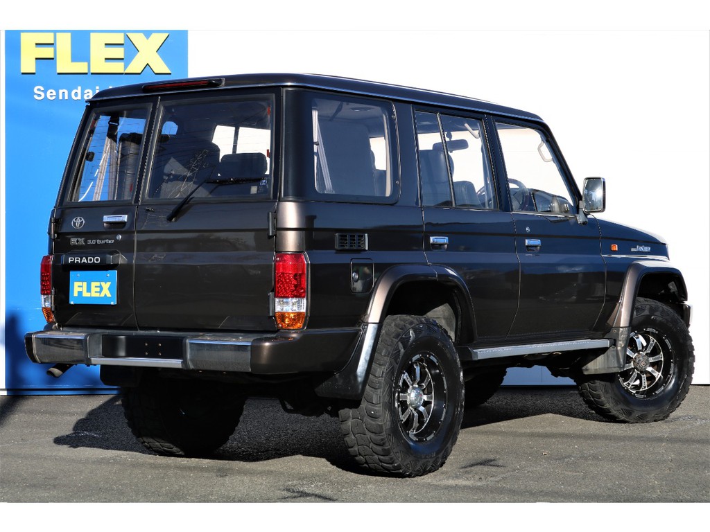 このカクカクとしたボディーラインは現代の車ではあまり見ないデザインですが、それが人気の秘訣です！登録ナンバーも３ナンバー、１ナンバーと選べるところもポイントです♪詳細はスタッフまで！
