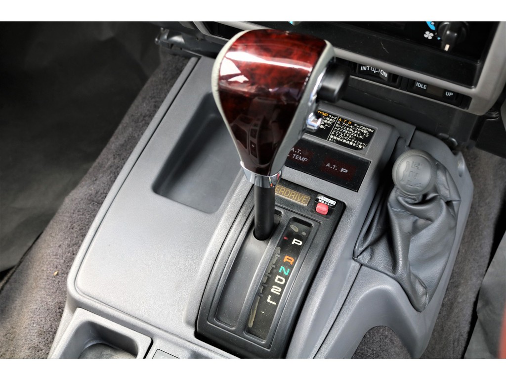 シフトノブは、ウッド×グレー革のタイプを新品でご用意しました！車内の雰囲気が大きく変わる人気アイテムです♪