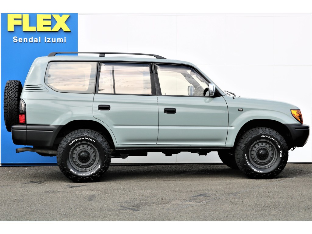 元々はオーバーフェンダー＆ドアモールが付いている車両でしたが、ナロー換装済みなのでこのようにスッキリとした仕上がりになっております！車高はノーマル車高なので乗り降りもラクですよー♪