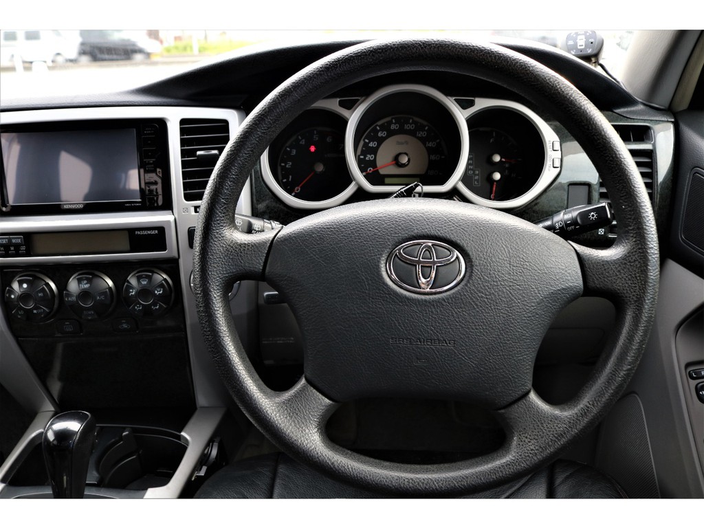 サーフはボディーが大きいし運転が難しそう…と思っている方も少なくないと思いますが、実際は目線も高く遠くまで見渡す事ができるので、思っていたより運転しやすい！という声もよく聞くぐらいです♪