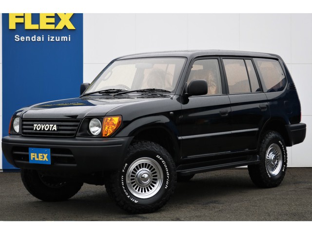 平成１１年式９５プラドの２７００ｃｃガソリン車！アティチュードブラックマイカＮＥＷペイント！人気のクラシックスタイルでも他のカラーと被らないお色です♪他のお車と一線を画したい方は是非おススメですよ～♪