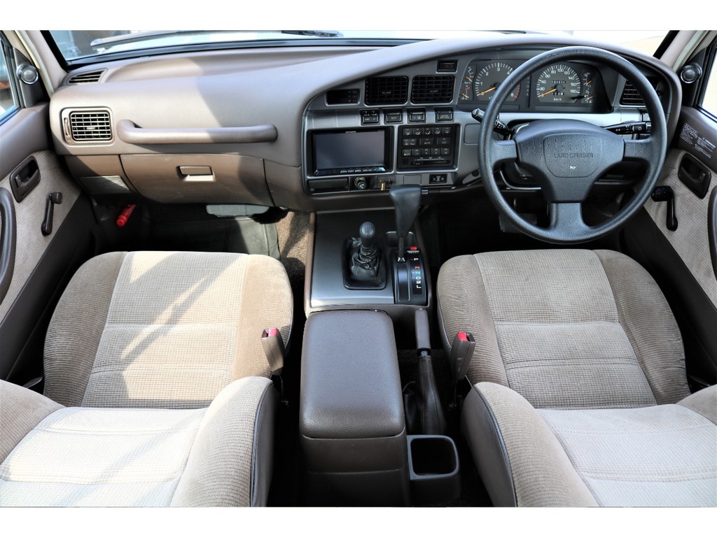 インテリアも非常にキレイです！希少なベージュ内装！低年式車ではよくあるダッシュボードの割れやコンソールボックスなどの色褪せもございません♪
