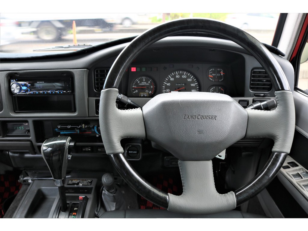 ランドクルーザーはボディーが大きいし運転が難しそう…と思っている方も少なくないと思いますが、実際は目線も高く遠くまで見渡す事ができるので、思っていたより運転しやすい！という声もよく聞くぐらいです♪