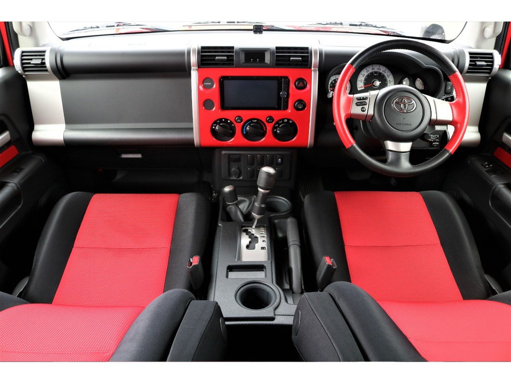 レッドカラーパッケージの専用内装♪赤と黒を基調としたインテリア♪ステアリングやシートもツートン色になっております♪