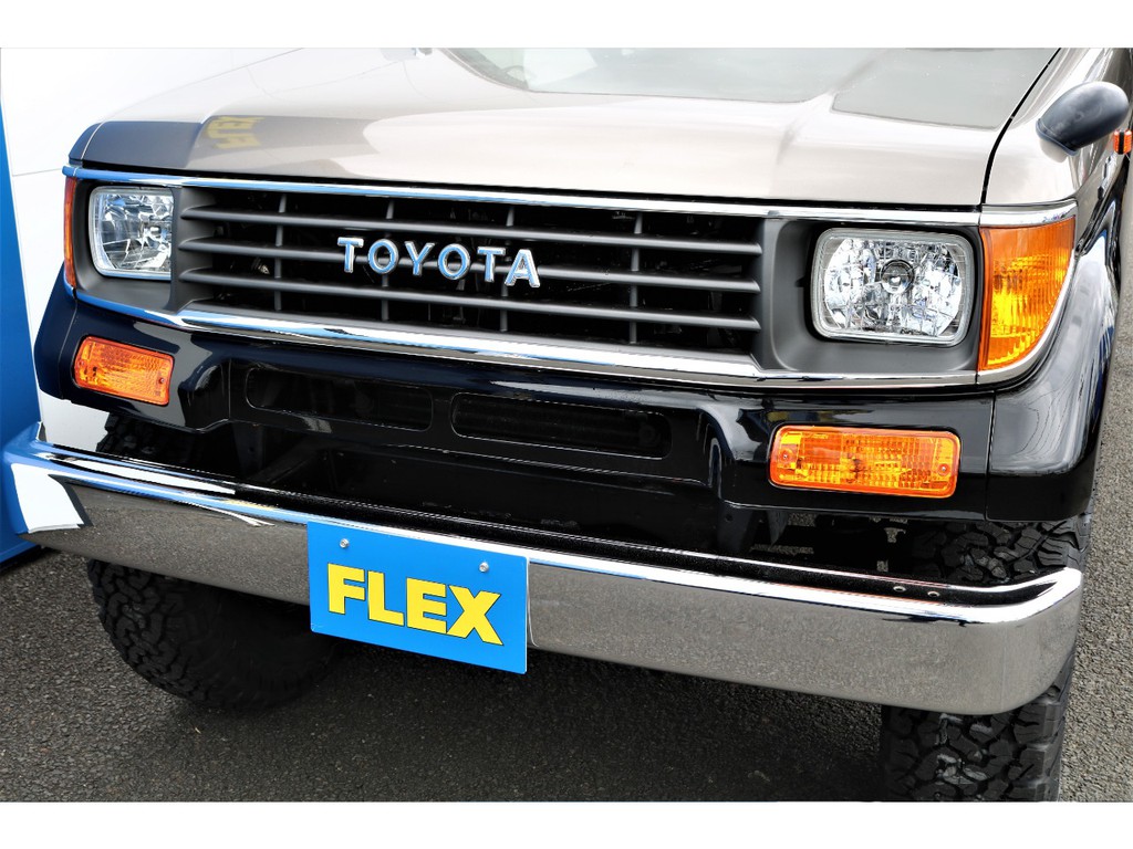ＴＯＹＯＴＡロゴのフルメッキグリルがボディーカラーとの相性も良いですね♪