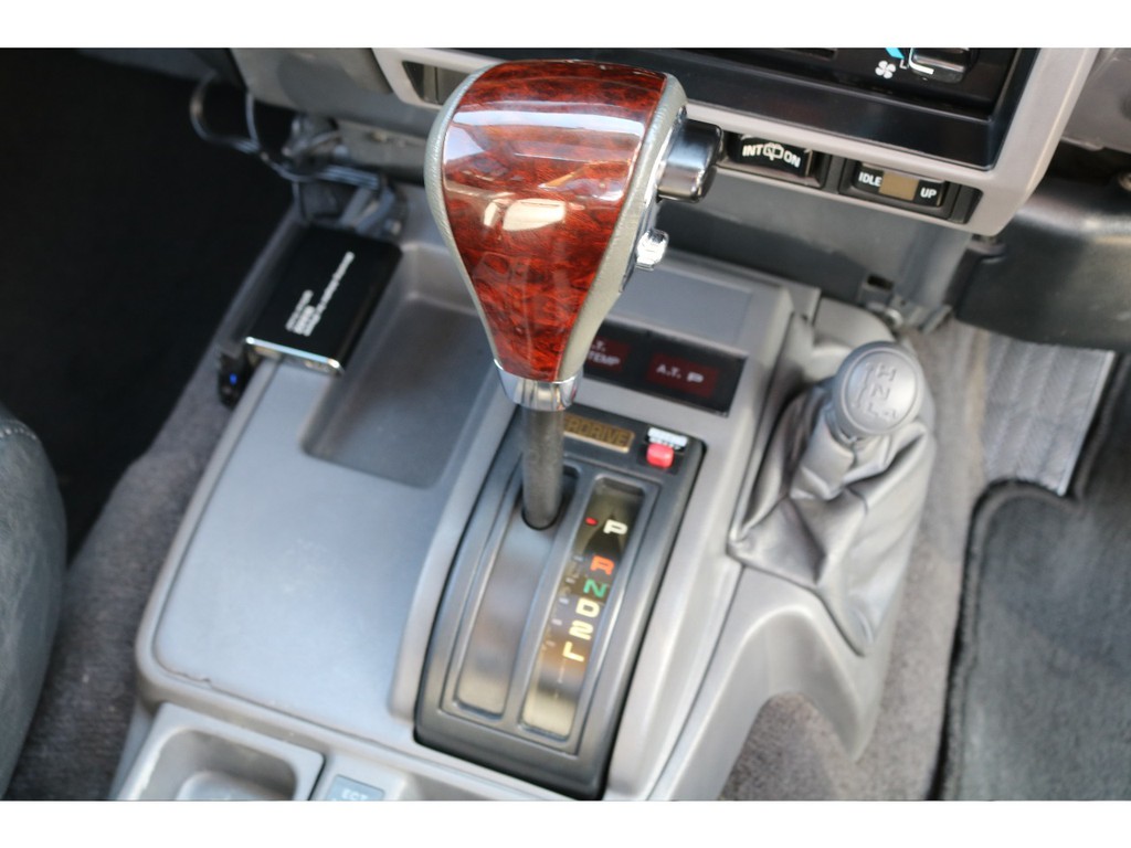 シフトノブは、ウッド×グレー革のタイプを新品でご用意しました！車内の雰囲気が大きく変わる人気アイテムです♪