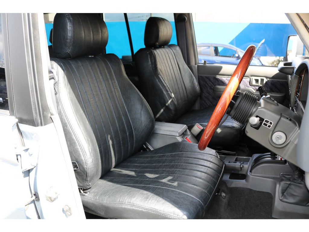 クラシックスタイルのレザー調シートカバーを新品装着！外装の雰囲気に合う内装までこだわった仕様♪