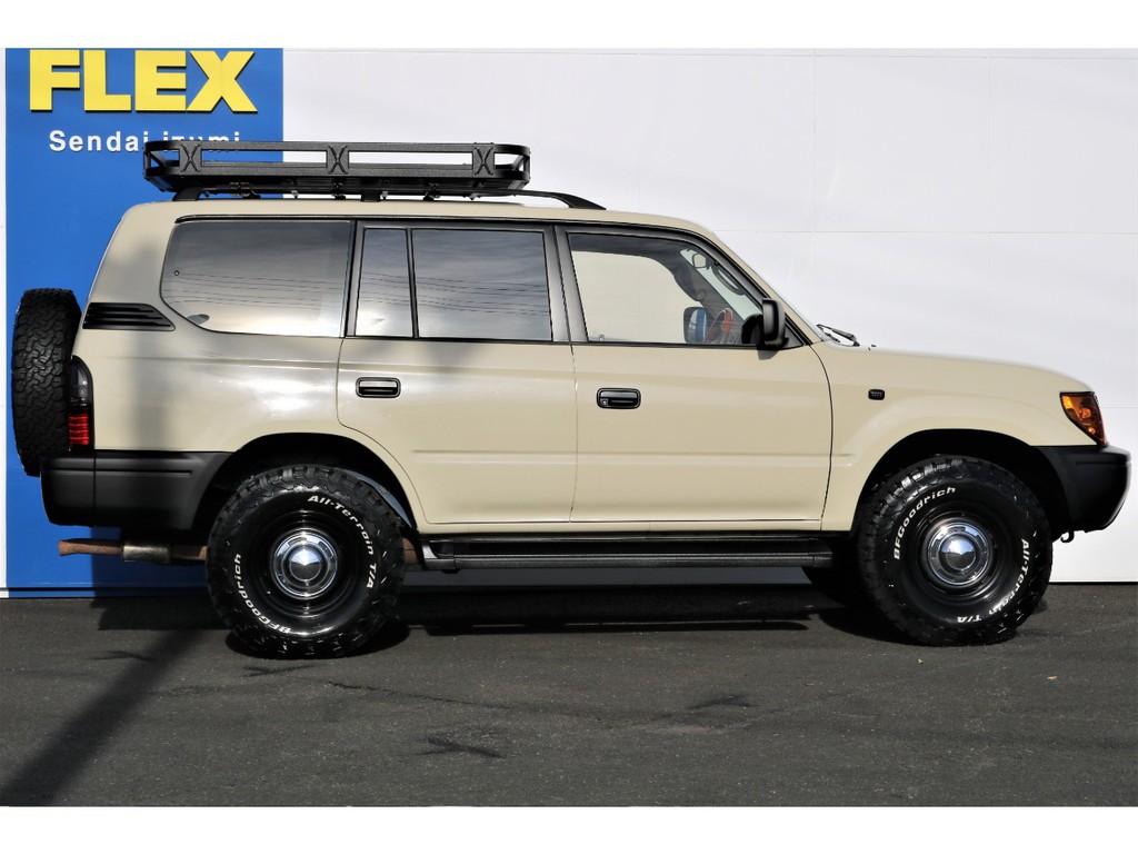 元々はオーバーフェンダー＆ドアモールが付いている車両でしたが、ナロー換装済みなのでこのようにスッキリとした仕上がりになっております！車高はノーマル車高なので乗り降りもラクですよー♪