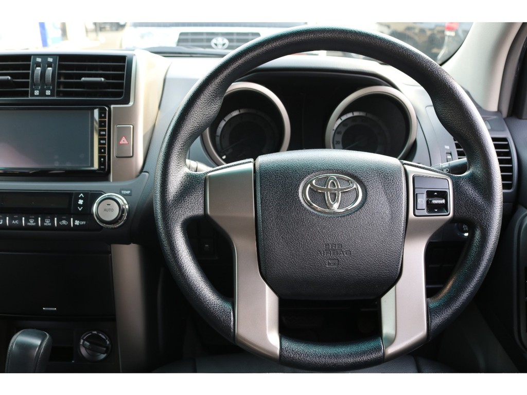 ランドクルーザーはボディーが大きいし運転が難しそう…と思っている方も少なくないと思いますが、実際は目線も高く遠くまで見渡す事ができるので、思っていたより運転しやすい！という声もよく聞くぐらいです♪