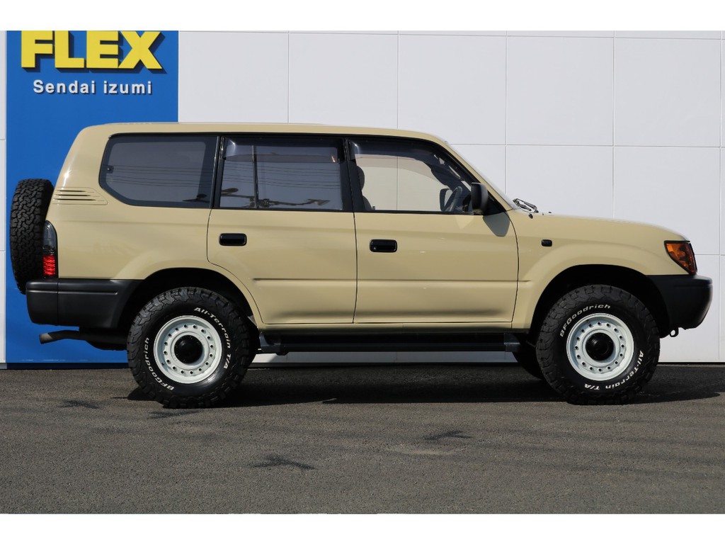 元々はオーバーフェンダー＆ドアモールが付いている車両でしたが、ナロー換装済みなのでこのようにスッキリとした仕上がりになっております！車高はノーマル車高なので乗り降りもラクですよー♪