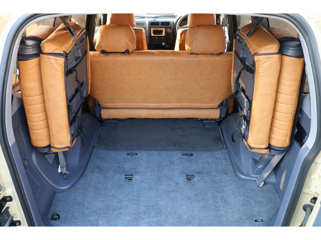 乗車定員８人乗りになります♪３列目シートは跳ね上げ式になりご覧の様に折りたたみが可能です！荷室部分も広々と使って頂く事が可能です♪