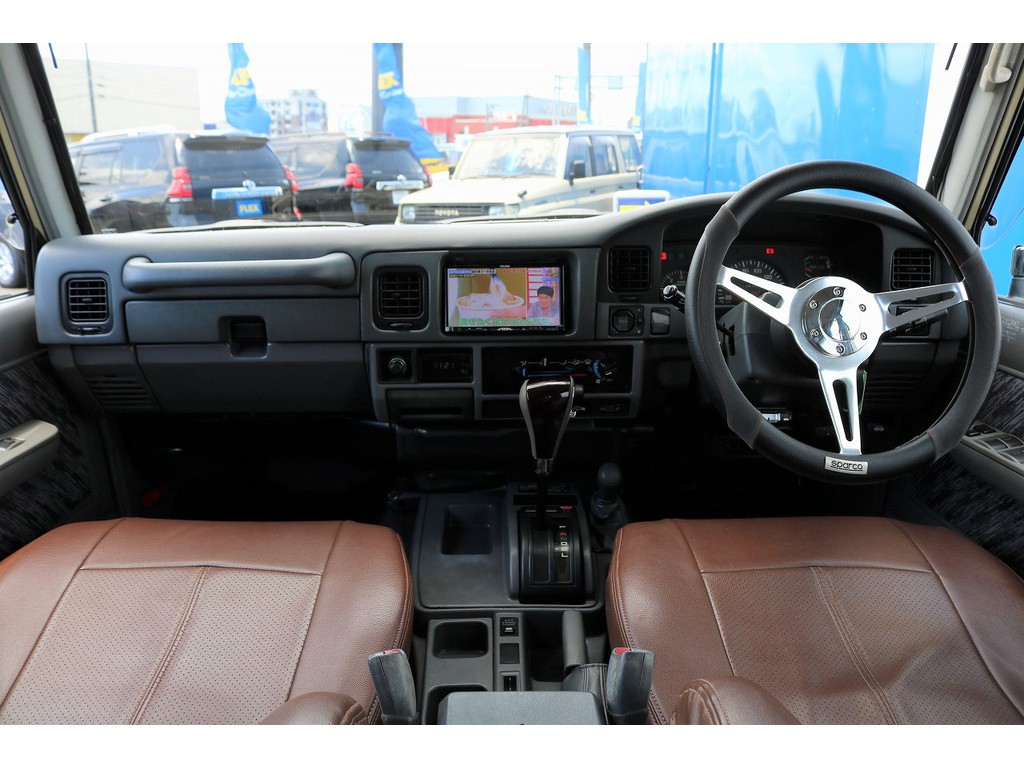 ７８プラドのグレー内装の車内！シンプルな作りでどこか懐かしさを感じるクラシックな内装です♪