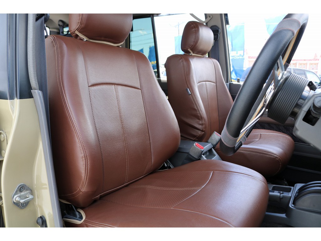 ブラウンカラーのシートカバーが装着済み！シートカバーを装着するだけで車内の雰囲気は全然違う印象になります♪