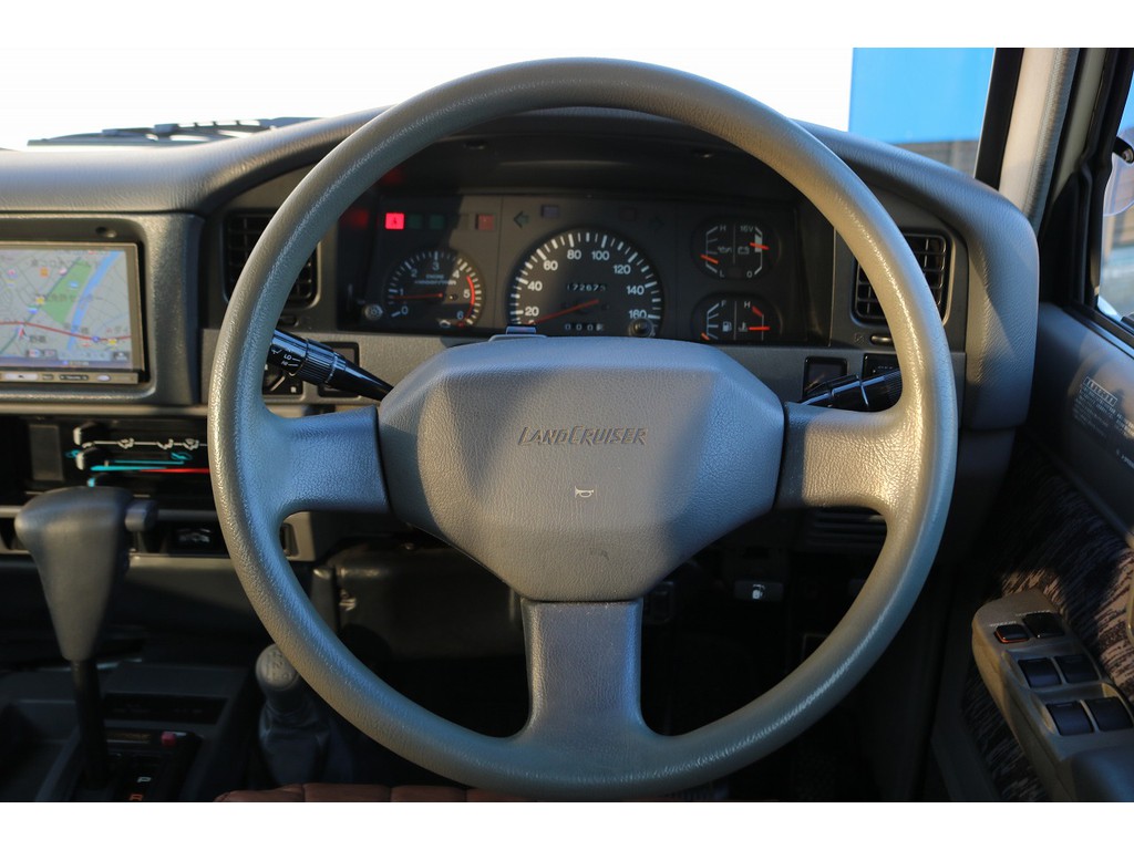 ランドクルーザーはボディーが大きいし運転が難しそう…と思っている方も少なくないと思いますが、実際は目線も高く遠くまで見渡す事ができるので、思っていたより運転しやすい！という声もよく聞くぐらいです♪