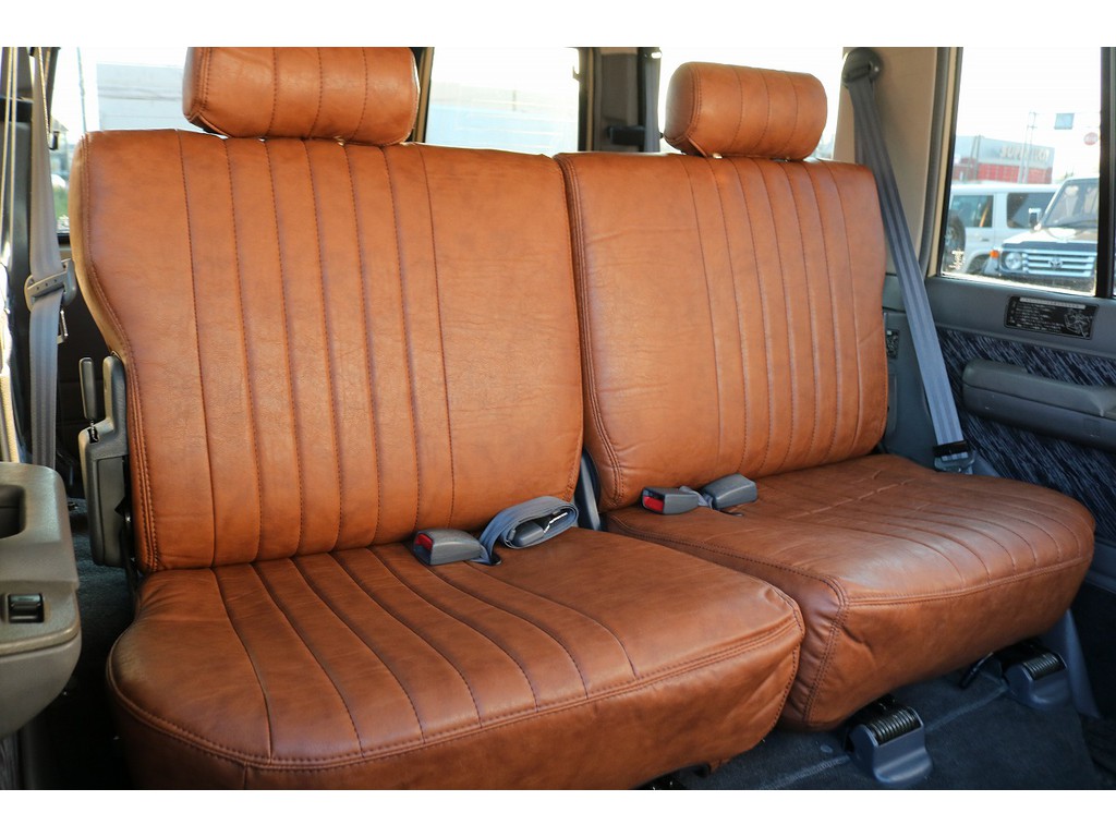 後部座席もご覧の通り！クラシックシートカバーを装着！車体価格にシートカバーの代金も含まれておりますのでご安心ください♪ご自身で装着となるとそれなりに費用かかります♪