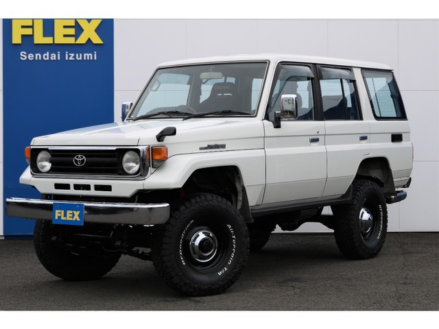 ハイリフトの７０の入庫です♪約４インチ程車高が上がっておりますが、足回りにもこだわった一台♪昨今ではここまで車高の上がった７０を見かける機会も少なくなりました。他の７０と一線を画したい方必見です♪