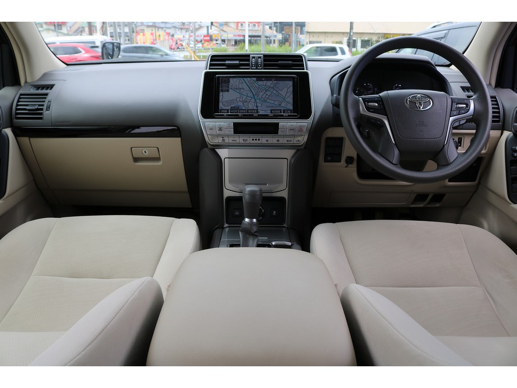 ＴＸベージュ内装の車内！上品で高級感溢れる内装です♪９インチのナビも大画面で見やすいですよ♪