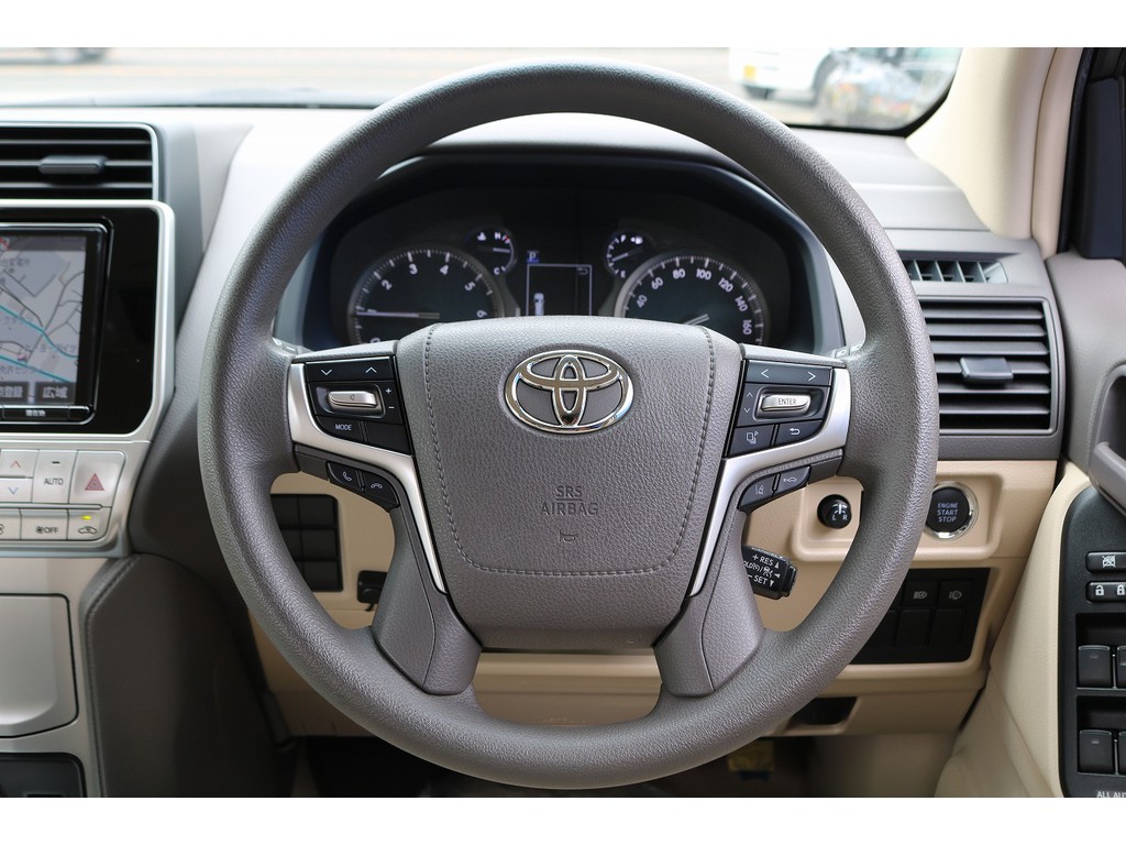 ランドクルーザーはボディーが大きいし運転が難しそう…と思っている方も少なくないと思いますが、実際は目線も高く遠くまで見渡す事ができるので、思っていたより運転しやすい！という声もよく聞くぐらいです♪