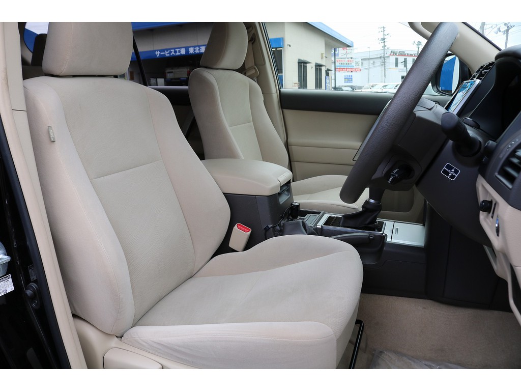 ベージュカラーの運転席♪綺麗な状態ですよ♪シートカバーのお取り付けは当店スタッフまでご相談ください♪