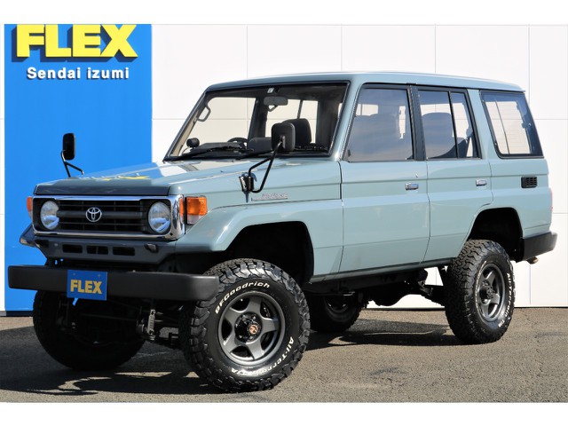 アンヴィルグレーカラー、ハイリフト、ナローボディーの７７の入庫です♪程度の良い７０の入庫が困難になっております。昨今の車にはないスクエアな形状、乗り味を是非堪能してください♪