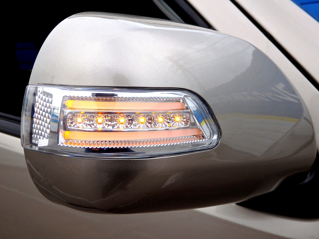 ヴァレンティ　ミラーウインカ！スモールと連動して白くＬＥＤバーが発光します♪