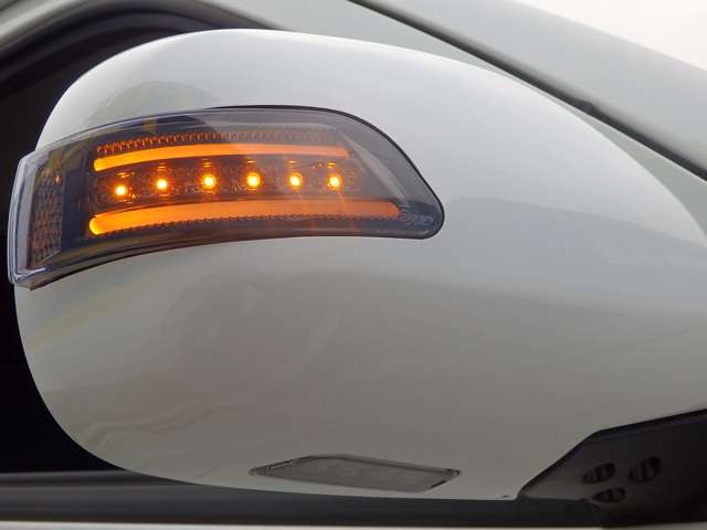 ヴァレンティ製　ＬＥＤウインカーミラー！スモール連動でも光ります♪