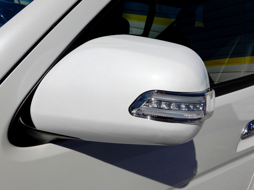 ヴァレンティ　ウインカーミラー！レンズの色はクリア、ＬＥＤバーのカラーはホワイトとなります！