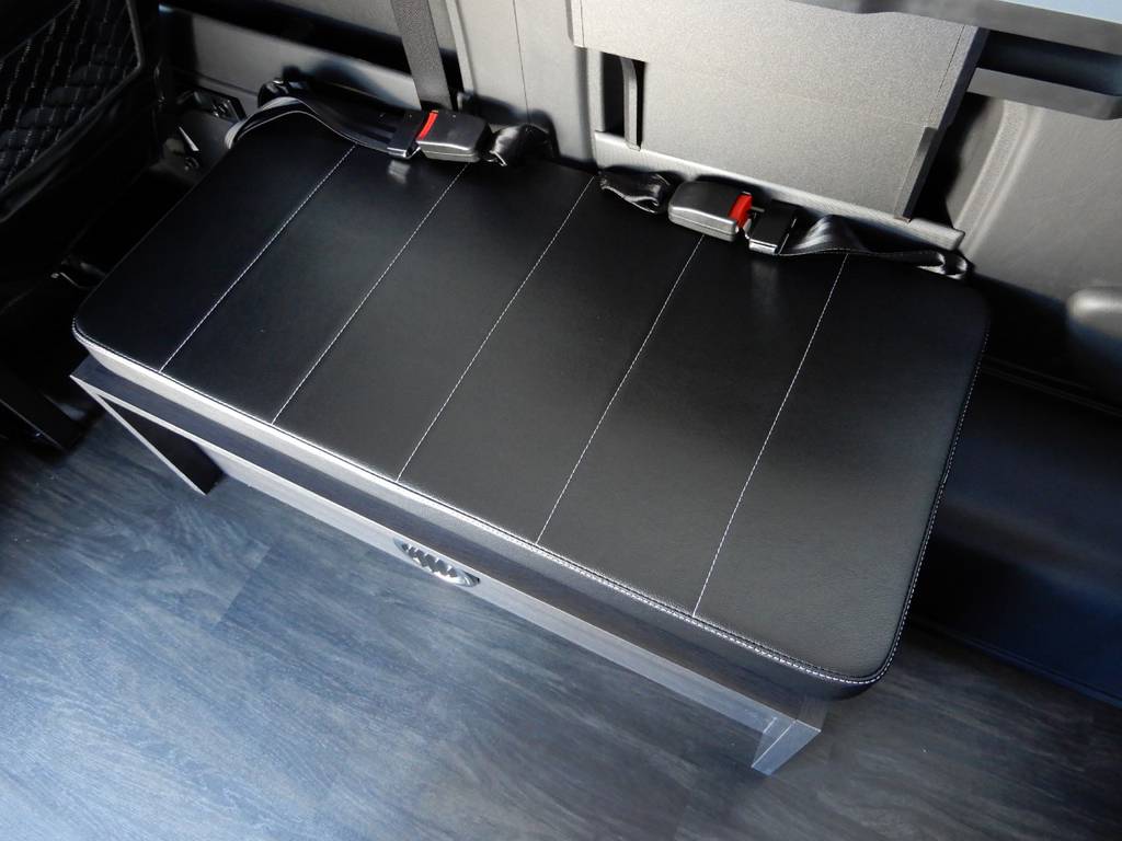 運転席側のベンチシートに２名の定員がございます！