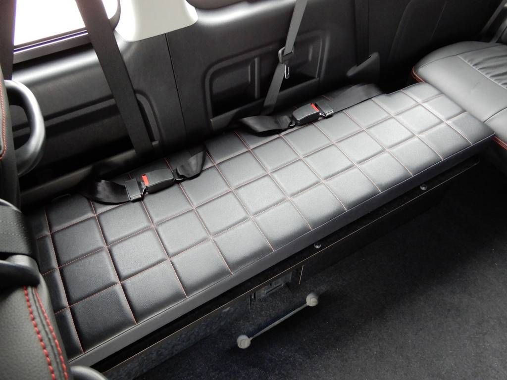 運転席側のベンチシートに、２名の定員がございます♪