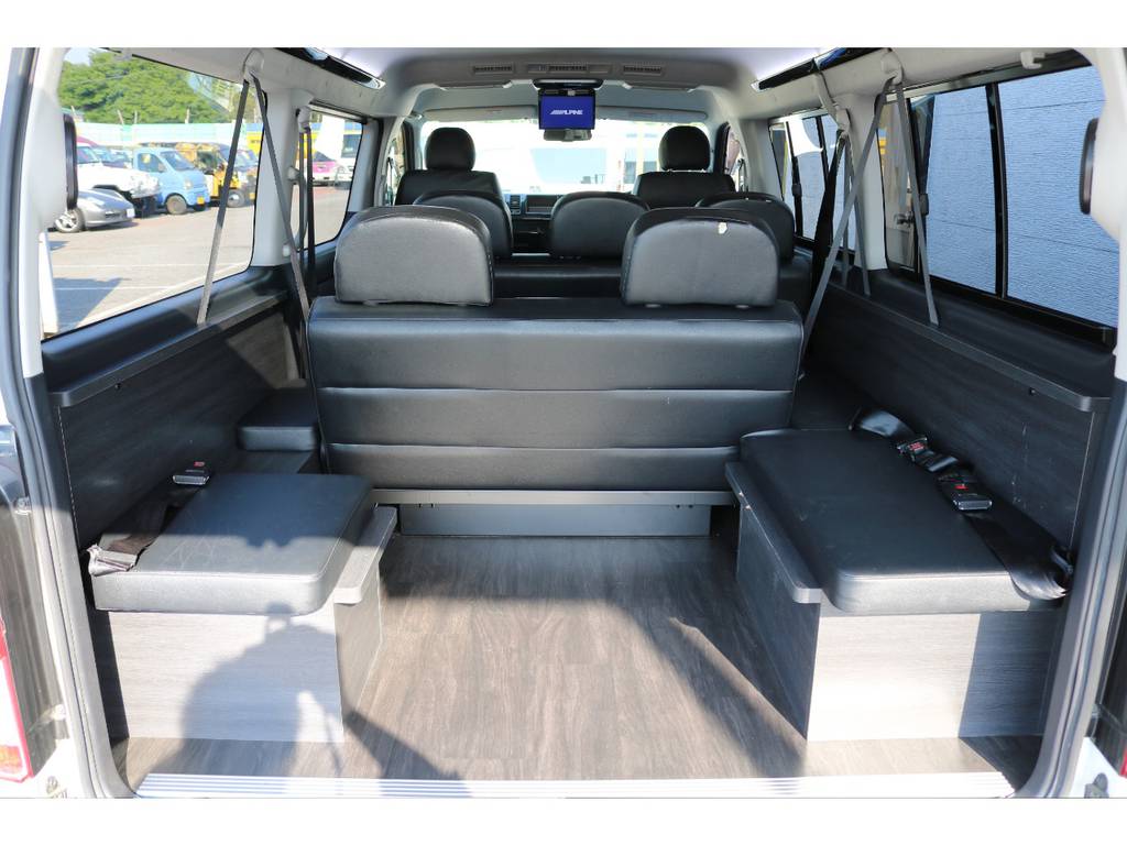最後尾は運転席側に２名、助手席側に１名の定員がございます♪