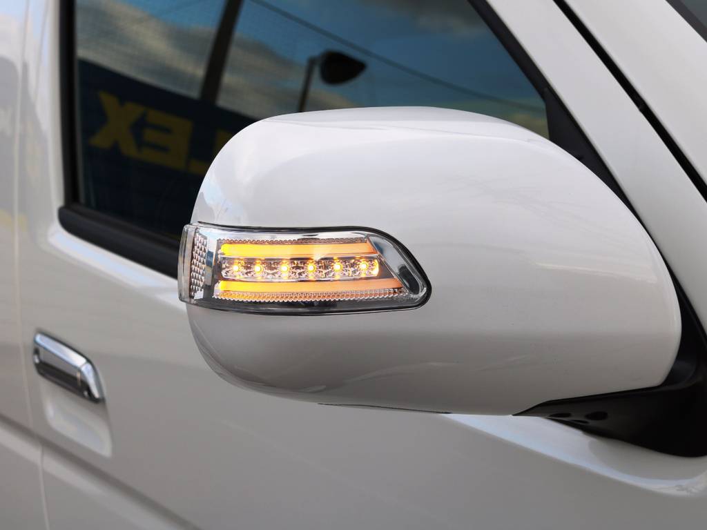 ヴァレンティ　ＬＥＤウインカーミラー！