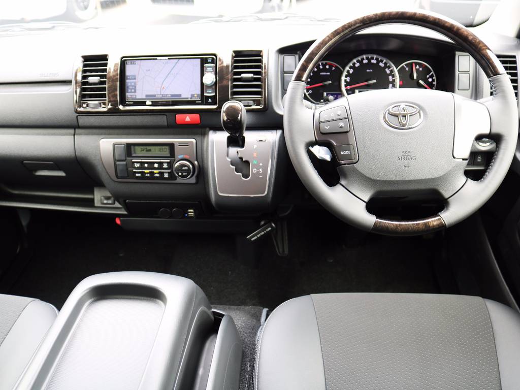 特別仕様車ダークプライム専用装備のパネル、ステアリング！