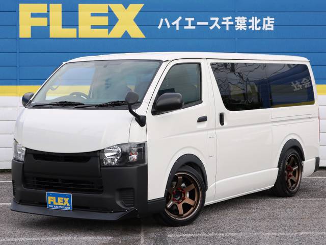 新車未登録ハイエースバン　ＤＸ　５速ＭＴ　ガソリン２ＷＤ　スポーツカスタムパッケージ！