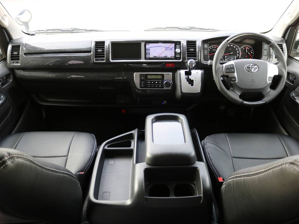 内外装仕上がった１０人乗りハイエースが入庫致しました♪